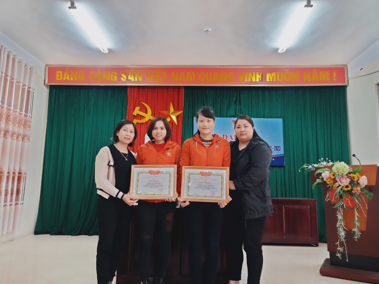 Ban giám hiệu trường MN Phú Lương II trao tặng hai cô giáo  tham dự hội thi "Thiết kế bài giảng điện tử, elearing cấp Quận"